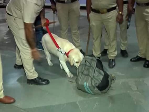 Bomb Threat : मुंबई लोकल बॉम्बने उडवून देण्याची धमकी, रेल्वे स्थानकांची सुरक्षा वाढवली Bomb Threat : मुंबई लोकल बॉम्बने उडवून देण्याची धमकी, रेल्वे स्थानकांची सुरक्षा वाढवली