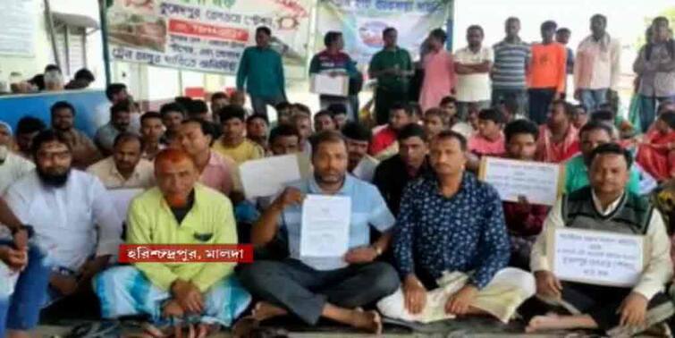 Malda News: Locals protest at Kumedpur station in Harishchandrapur demanding train stop Malda News: ট্রেনের স্টপেজের দাবিতে হরিশ্চন্দ্রপুরের কুমেদপুর স্টেশনে ধর্নায় স্থানীয়রা