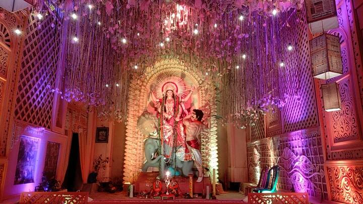 ‌সিঙ্গুরের সবথেকে বেশী জাঁকজমকপূর্ণ পুজো হচ্ছে  রাজ্যের শ্রমমন্ত্রী বেচারাম মান্নার ক্লাব রতনপর উদয় সংঘের পুজো। এ বছর ৪২তম বর্ষে পদার্পণ করল এই পুজো। স্বাস্থ‍্য মন্ত্রী চন্দ্রিমা ভট্টাচার্য ষষ্ঠীতে এই পুজোর উদবোদন করেন।
