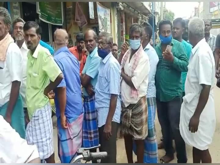 Thoothukudi: Fertilizers sold at a price fixed by the government - Farmers gathered in front of the fertilizer shop தூத்துக்குடி: அரசு நிர்ணயம் செய்த விலைக்கு உரங்கள் விற்பனை - உரக்கடை முன் குவிந்த விவசாயிகள்