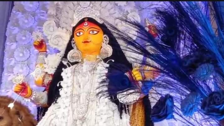 মায়ের মুখটি অসম্ভব সুন্দর। ছবিতেই তা স্পষ্ট বোঝা যাচ্ছে।