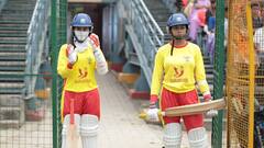 রুমালে মুখ ঢেকে আলিয়ার জার্সি পরে প্রথমবার মাঠে নামল উমা