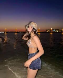 Photos : દુબઇમાં મસ્તી કરતી ખુશી કપૂરે શેર કરી પોતાની બિકીની તસવીરો, ફેન્સ પણ થયા પાગલ.........