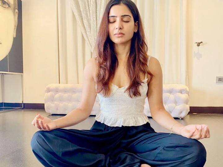 बात आज साउथ की चर्चित एक्ट्रेस सामंथा (Samantha) की जो इसी साल एक्टर नागा चैतन्य (Naga Chaitanya) से तलाक लेकर सुर्ख़ियों में आई थीं. नागा चैतन्य ने सामंथा को सबसे पहले साल 2010 में एक्ट्रेस की डेब्यू फिल्म ‘Ye Maaya Chesave’ में देखा था. कहते हैं पहली ही नज़र में सामंथा और नागा को एक दूसरे से प्यार हो गया था. इसके बाद साल 2017 में दोनों ने शादी कर ली थी.