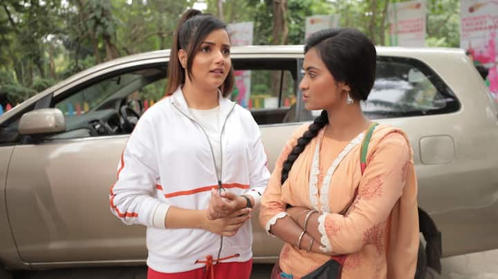দিদির বিয়ের জন্য টাকার প্রয়োজন তার। অন্যদিকে কোমরে চোট লাগায় মাঠে খেলা প্রায় অসম্ভব হয়ে পড়ে আলিয়ার পক্ষে। কিন্তু এই ম্যাচে না খেলতে পারলে ভারতীয় মহিলা ক্রিকেট দলে খেলার সুযোগ হারাবে সে।