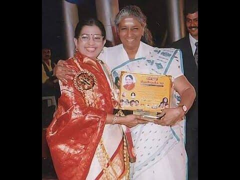 பி.சுசீலாவும், ஜானகியும் நெருங்கிய தோழிகள் ஆவர்