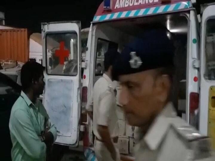 Bihar News: police recovered foreign liquor worth lakhs in gopalganj from an ambulance ann Bihar News: एनएच पर सायरन बजाते हुए तेजी से जा रही एंबुलेंस, पुलिस ने रोककर की तलाशी तो रह गई दंग