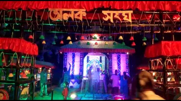 গ্ৰাম‍্য পরিবেশের মধ‍্যে পুরানো দিনের মন্দিরের আদলে তৈরী করা হয়েছে পুজো মণ্ডপটি।