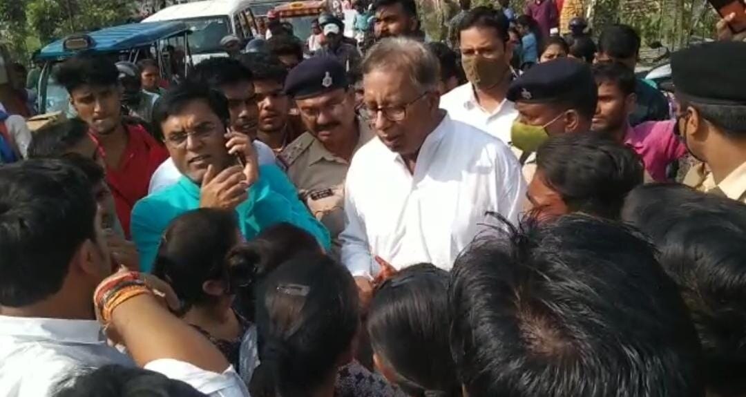 Bihar News: परीक्षा सेंटर बदले जाने से नाराज छात्रों ने किया हंगामा, संजय जायसवाल और डिप्टी CM रेणु देवी से लगाई गुहार