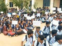 AIded Students :  బడులను కాపాడుకున్న విద్యార్థులు ... ఎయిడెడ్ ఉద్యమంలో లాఠీ దెబ్బలకూ భయపడని స్టూడెంట్స్ !