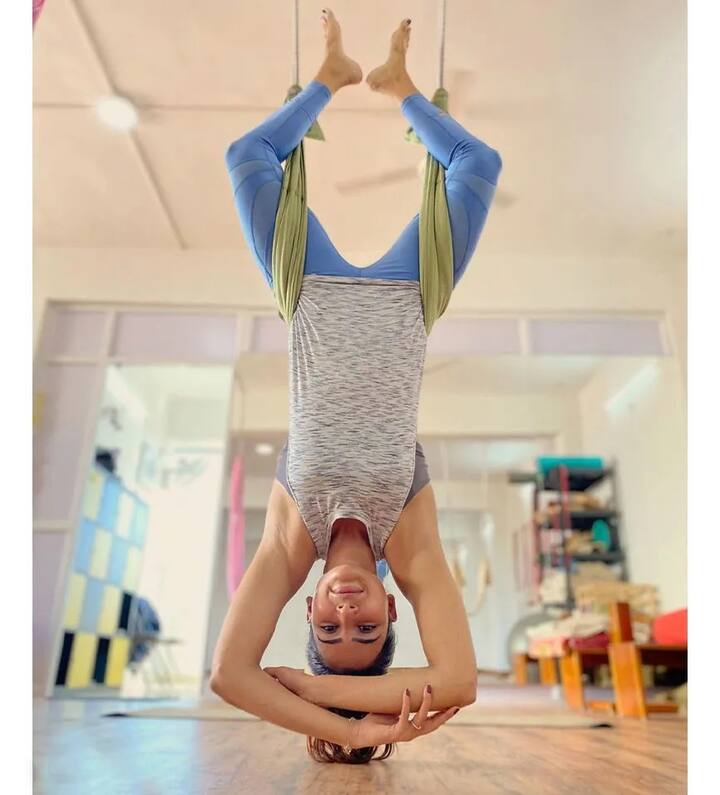 एक्ट्रेस सामंथा अक्सर अपने इस आलीशान घर की तस्वीरें सोशल मीडिया पर शेयर करती रहती थीं. इस घर में बड़ा सा स्वीमिंग पूल, थियेटर, जिम और ओपन गार्डन आदि मौजूद है. घर के बैकयार्ड में सामंथा के लिए ख़ास स्पेस भी थी जहां एक्ट्रेस अक्सर योग की प्रैक्टिस किया करती थीं.