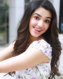 Krithi Shetty Photos: నీ నవ్వు ముత్యాలహారం...