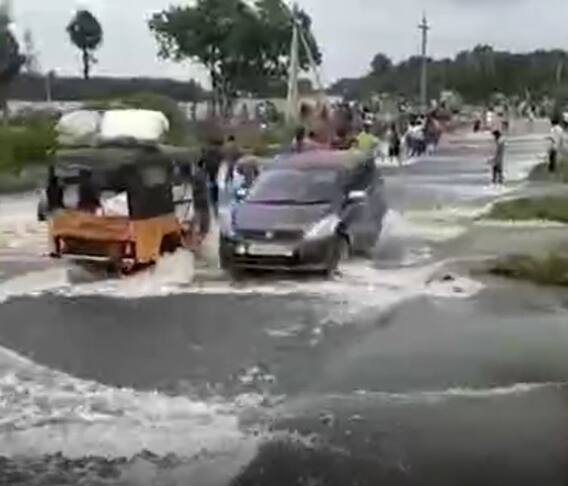 Nellore: నెల్లూరులో రోడ్లపై చేపలు పడుతున్న వాహనదారులు..ఏంటీ వింత..?