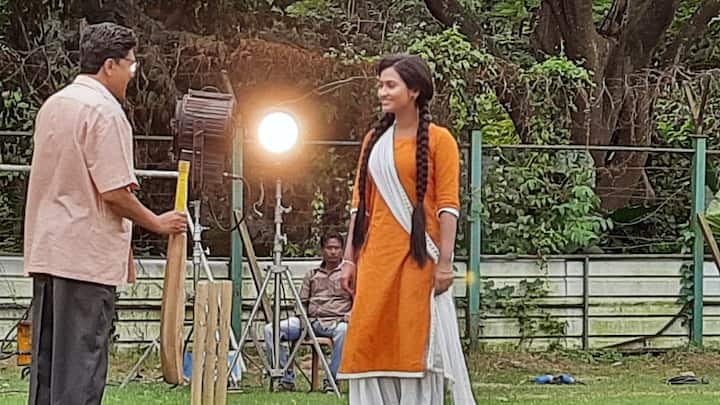 ধারাবাহিক উমার বিশেষ পর্বের শ্যুটিং চলছিল ইস্টবেঙ্গল মাঠে। গল্পের মোড় এই প্রথমবার বড় ম্যাচ খেলার সুযোগ করে দিয়েছে উমাকে, কিন্তু পরিচয় বদলে। আলিয়ার ছদ্মবেশে মাঠে নামছে ধারাবাহিকের নায়িকা উমা।