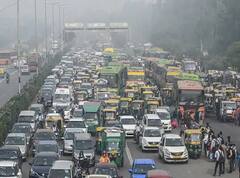 Delhi Air Pollution:ধোঁয়াশার আঁধারে মোড়া রাজধানী দিল্লি, দূষণ-যন্ত্রণার আঁতকে ওঠার মতো কিছু ছবি