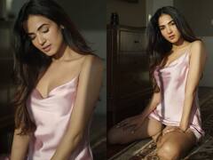 Sonal Chauhan Photos: सोनल चौहान ने पिंक Satin नाइट सूट में कराया फोटोशूट, खूब वायरल हो रही हैं ये दीवाना करने वाली अदाएं