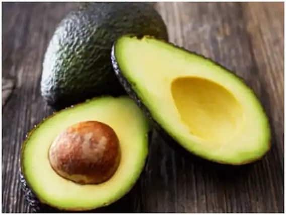 एवोकॅडो - एवोकॅडो हे एक फळ आहे ज्यामध्ये भरपूर पोषक असतात. यामध्ये तुम्हाला व्हिटॅमिन ई चांगल्या प्रमाणात मिळते. एवोकॅडोमध्ये व्हिटॅमिन-सी देखील मुबलक प्रमाणात असते, जे पचनास देखील मदत करते.