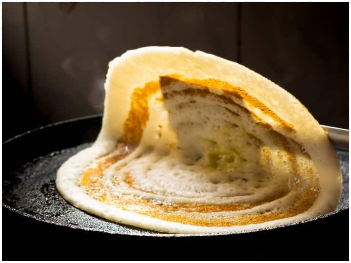 Kitchen Hacks Dosa Making Tricks On Iron Tawa At Home Crispy And Non Sticky Dosa Recipe Kitchen Hacks: लोहे के तवा पर भी नहीं चिपकेगा डोसा, इस ट्रिक से बनाएं क्रिस्पी मसाला डोसा