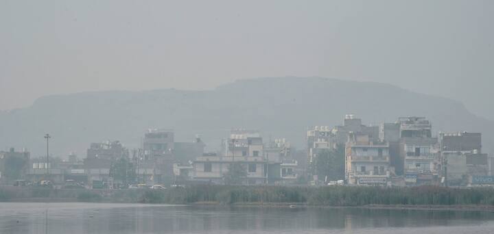 राजधानी दिल्लीत गेल्या 5 वर्षातला प्रदूषणाचा रेकॉर्ड तुटलाय.(PTI Gallery)