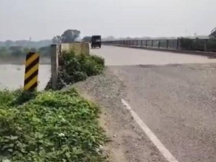 The dilapidated bridge of the Karmanasha river of Ghazipur is inviting a major accident ANN Ghazipur News: कर्मनाशा नदी पर बने पुल की हालत जर्जर, फिर भी ओवरलोड वाहनों की आवाजाही जारी