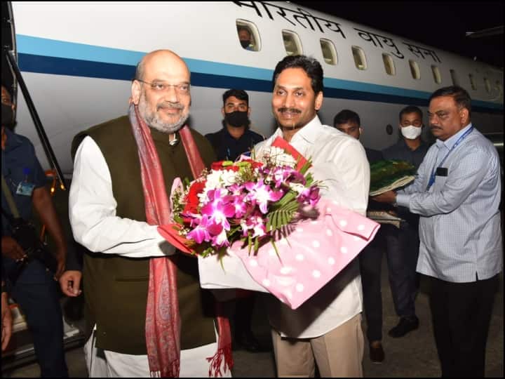 Amit Shah Tirupati Visit: तिरुपति पहुंचे अमित शाह का CM जगनमोहन रेड्डी ने किया स्वागत, कल दक्षिणी क्षेत्रीय परिषद की बैठक की करेंगे अध्यक्षता Amit Shah Reaches Andhra Pradesh to chair Southern Zonal Council meet in Tirupati on Sunday ann Amit Shah Tirupati Visit: तिरुपति पहुंचे अमित शाह का CM जगनमोहन रेड्डी ने किया स्वागत, कल दक्षिणी क्षेत्रीय परिषद की बैठक की करेंगे अध्यक्षता