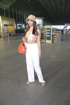 Pooja Hegde Photos: फ्लावर प्रिंटेड क्रॉप टॉप पहने पूजा हेगड़े के इस एयरपोर्ट लुक ने उड़ाई फैंस की नींद, यहां देखें तस्वीरें