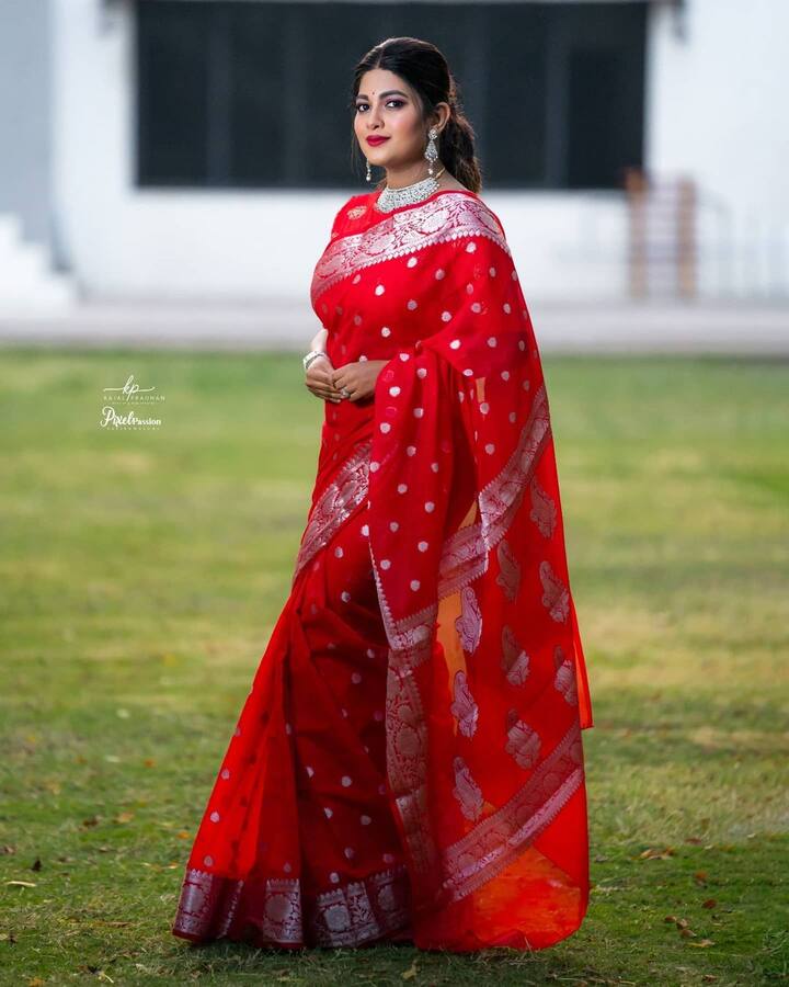 धनश्रीने नुकतंच तिचं एक फोटोशूट शेअर केलंय ज्यात तीने लाल साडी नेसलीये, या फोटोला तिने 'इव्हेंट रेडी' असं कॅप्शन दिलंय.(Photo : instagram @kadgaonkar_dhanashri)