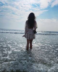 Disha Patani Photos: शॉर्ट्स पहनकर समुद्र किनारे चलतीं दिशा पटानी के इस अंदाज ने बनाया फैंस को दीवाना