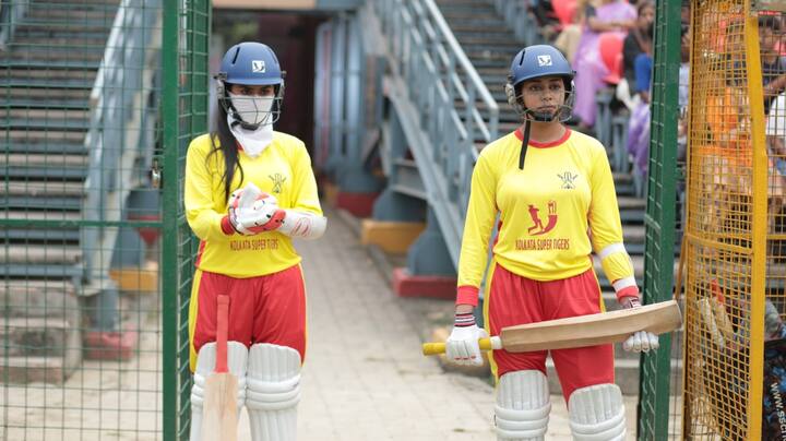 একই সুর শোনা গেল আলিয়ার গলাতেও। অভিনেত্রী বললেন, 'আমি চাই উমা ৪-৬ মারুক। কিন্তু সেই সঙ্গে একটা ভয়ও কাজ করছে। আলিয়া কাউকে জানতে দিতে চায় না উমা ক্রিকেট খেলতা পারে। আলিয়া কেবল চায় উমার খেলা দেখে সবাই জানুক আলিয়া কোমরের চোট সারিয়ে আবার আগের মত করে খেলছে।'