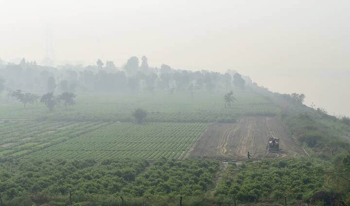 मात्र दिवाळीत दिल्लीसह संपूर्ण उत्तर भारतात फटाक्यांमुळे प्रदूषणात मोठ्या प्रमाणात वाढ झाली. (PTI Gallery)