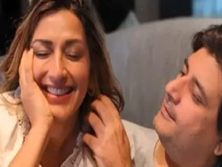 Watch Video | காதலர் தினம் ரோஜாவை மறப்பீர்களா? புற்றுநோயிலிருந்து மீண்ட சோனாலியின் காதல் வாழ்த்து.. Sonali Bendre wishes husband Goldie Behl on their 19th anniversary. Watch cute video Watch Video | காதலர் தினம் ரோஜாவை மறப்பீர்களா? புற்றுநோயிலிருந்து மீண்ட சோனாலியின் காதல் வாழ்த்து..