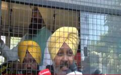 ਚੰਨੀ ਸਰਕਾਰ ਵੱਲੋਂ ਮੰਤਰੀ ਰੰਧਾਵਾ ਦੇ ਜਵਾਈ ਨੂੰ ਦਿੱਤੀ ਨੌਕਰੀ ਖਿਲਾਫ ਆਪ ਦਾ ਚੰਡੀਗੜ੍ਹ 'ਚ ਪ੍ਰਦਰਸ਼ਨ