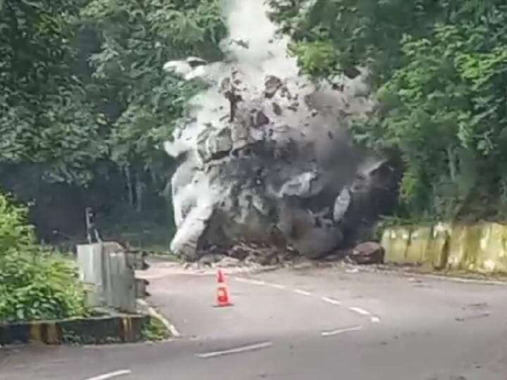 200 tons of giant rock that fell on the mountain path in Yercaud was removed by explosives. ஏற்காட்டில் மலைப்பாதையில் விழுந்த 200 டன் ராட்சத பாறை வெடி வைத்து அகற்றம்