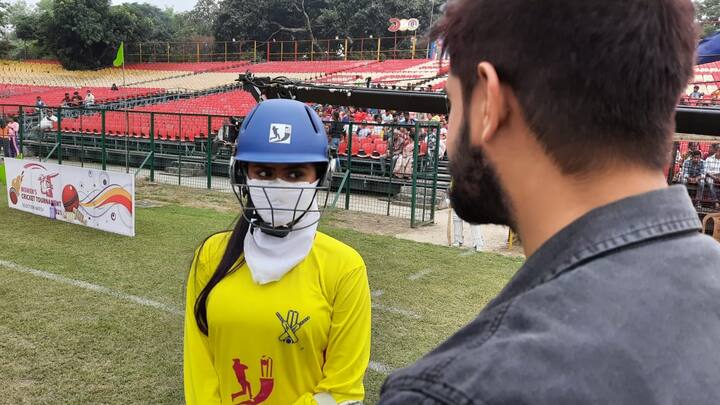 আলিয়ার সাজে দেখা গেল উমাকেও। 'আলিয়া' পিঠে লেখা লাল হলুদ জার্সি পরে তিনি প্রস্তুতি নিচ্ছেন ম্যাচ খেলার। ক্যামেরার সামনে এসে উমা ওরফে শিঞ্জিনি বললেন, 'খুব বিপদে আছি। এখনই খেলা শুরু হবে। আলিয়ার হয়ে আমি খেলব। কিন্তু আলিয়া আর উমা কী ধরা পড়ে যাবে?'