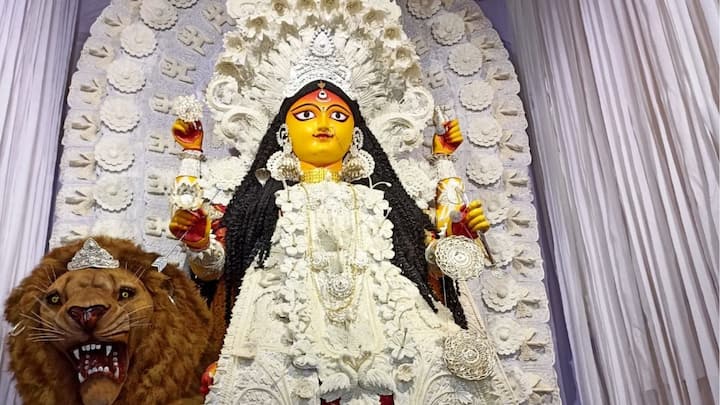 মায়ের থেকে আলো উৎসারিত হচ্ছে সাধারণ মানুষের মধ্যে, এই ভাবনা থেকেই এবারের থিম।