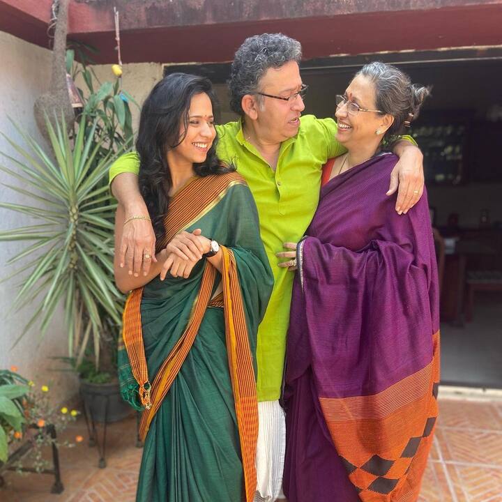 गाणं, अभिनयानंतर स्वानंदी आता सुचसंलाचक म्हणून प्रेक्षकांच्या भेटीला येणार असल्याने प्रेक्षकदेखील उत्सुक आहेत.(Photo:@swananditikekar/IG)