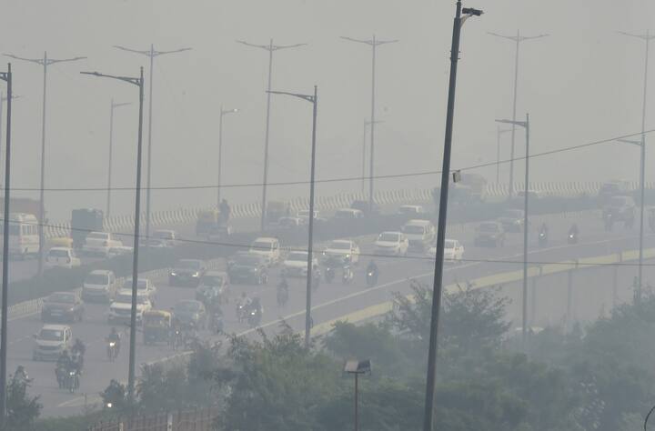 दिल्लीसह उत्तर भारतात प्रदूषणात वाढ झाली असून नोव्हेंबरच्या सुरुवातीपासूनच देशात हवेची गुणवत्ता ढासळत आहे.(PTI Gallery)