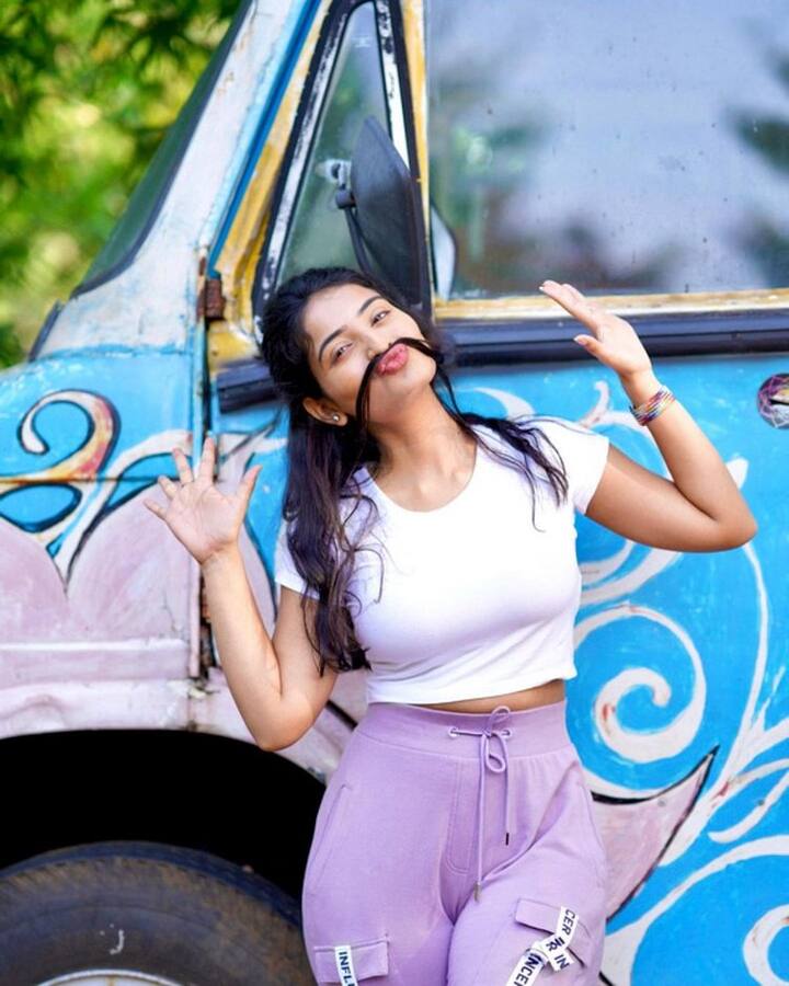 'షాదీ' అనే షార్ట్ ఫిల్మ్ తో కెరీర్ మొదలుపెట్టింది తెలుగమ్మాయి అనన్య నాగళ్ల. (Courtesy : Instagram)