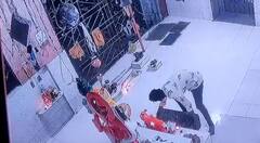 Viral Photo: चोर ने मंदिर में भगवान के सामने की प्रार्थना, फिर ले उड़ा पैसों से भरी पेटी, घटना CCTV में कैद