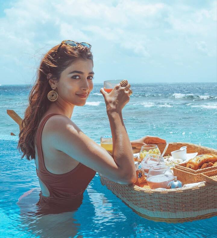 ఈ ఫొటోల్లో పూజాహెగ్డే చాలా హాట్ గా కనిపిస్తుండడంతో.. ఫ్యాన్స్ అదే రేంజ్ లో కామెంట్స్ చేస్తున్నారు. (Courtesy: Instagram)