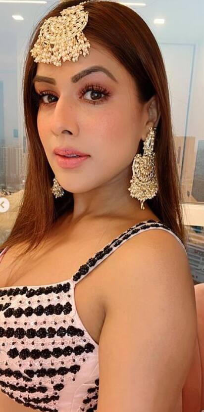 புருவ வடிவில் ஒரு மலை