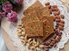 Kitchen Hacks: ठंड के मौसम में खुद को हेल्दी रखने के लिए ट्राई करें तिल का गजक, जानें आसान रेसिपी