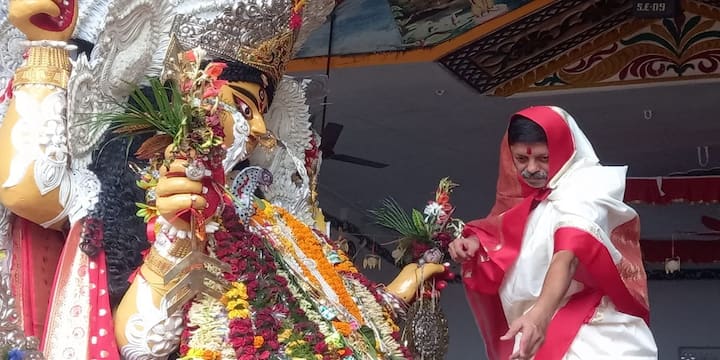 Jagadhatri Puja 2021 get to know the history of bhadreshwar tentultala's puja of 229 years old Jagadhatri Puja 2021 : নারীর বেশে জগদ্ধাত্রী প্রতিমা বরণ পুরুষদের, ২২৯ বছরের পুরনো প্রথায় জমে উঠল ভদ্রেশ্বর