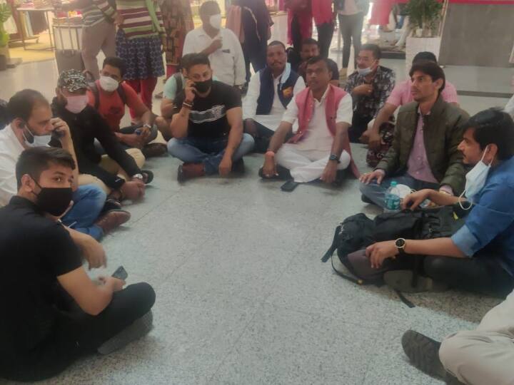 Bastar MP Deepak Baij sat on dharna with other passengers at Hyderabad airport know the reason ANN हैदराबाद एयरपोर्ट पर अन्य यात्रियों के साथ धरने पर बैठे बस्तर सांसद दीपक बैज, जानिए वजह