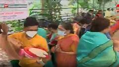 Mumbai : सुप्रिया सुळे, प्रतिभा पवार यांनी दिली शेतकरी आठवडी बाजाराला भेट, केली भाजीपाल्याची खरेदी