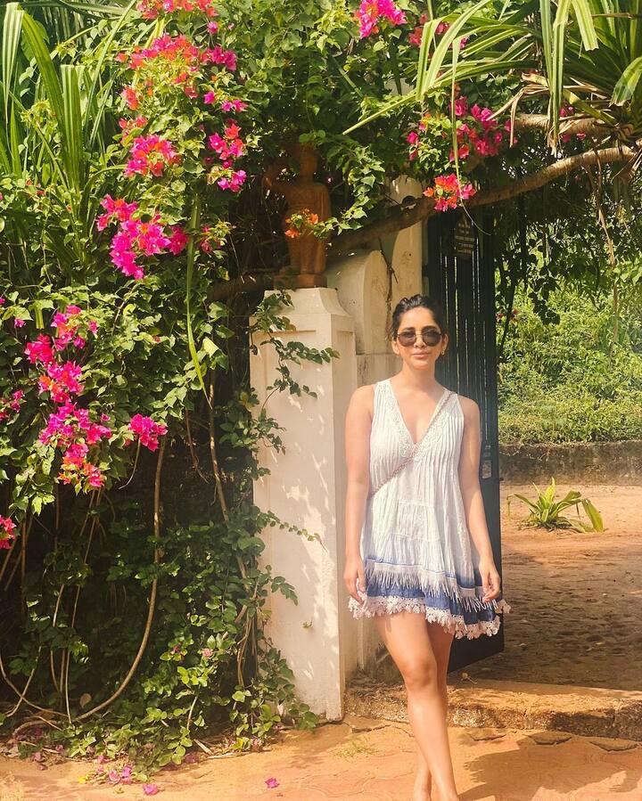 ఇలా నభాను చూశాక ‘ఎంతందంగా ఉన్నావే’ అని పాటందుకునేవారి సంఖ్య పెరిగిపోతోంది. (Image credit: Instagram)