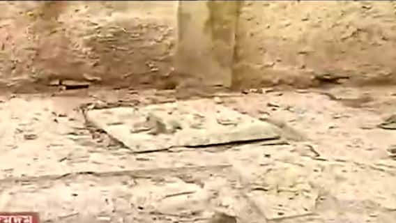 Manhole Death: ম্যানহোলে পড়ে মৃত্যুর পরেও ফেরেনি হুঁশ, অস্থায়ী স্ল্য়াপ দিয়ে ঢাকা, যত্রতত্র খোলা ম্যানহোলের ছবি | Bangla News
