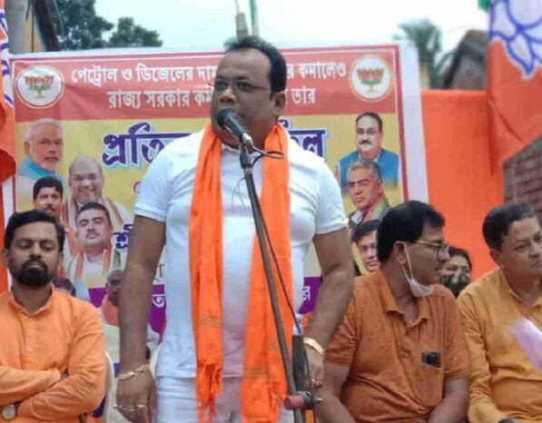 Break hands, legs of TMC leaders who terrorise you: Bengal BJP MLA tells party workers West Bengal News: बीजेपी विधायक के बिगड़े बोल, कार्यकर्ताओं से कहा- डराने वाले TMC नेताओं के हाथ-पैर तोड़ दो