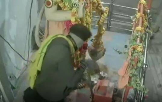 Hanuman Hundi: గుంటూరు జిల్లా రాజుపాలెం మండలంలో హనుమాన్ హుండీ చోరీ.. సింపుల్ గా లేపేశాడు..!