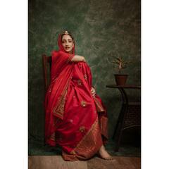 Yami Gautam Latest Photos: यामी गौतम ने रेड स्लिक लहंगे में कराया फोटोशूट, मांग में टीका लगाकर फैंस पर ढाया कहर